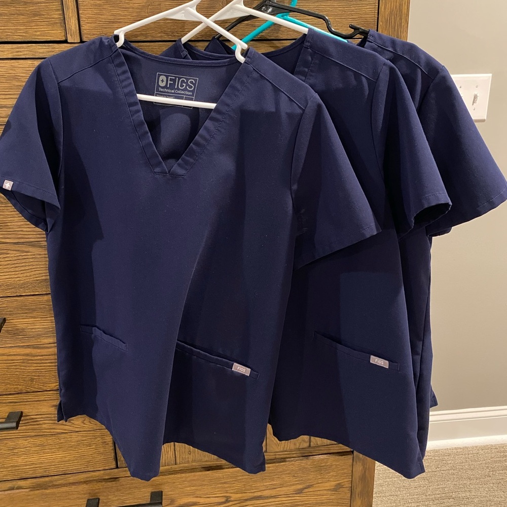 Lot of 4 euc size M FIGS women’s Casma 3 pocket scrub top navy